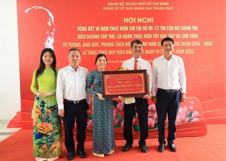 Ông Nguyễn Quốc Chiến - Chủ tịch Hội đồng thành viên Công ty TNHH Một thành viên Xổ số kiến thiết Thành phố Hồ Chí Minh nhận huy hiệu 30 năm tuổi Đảng